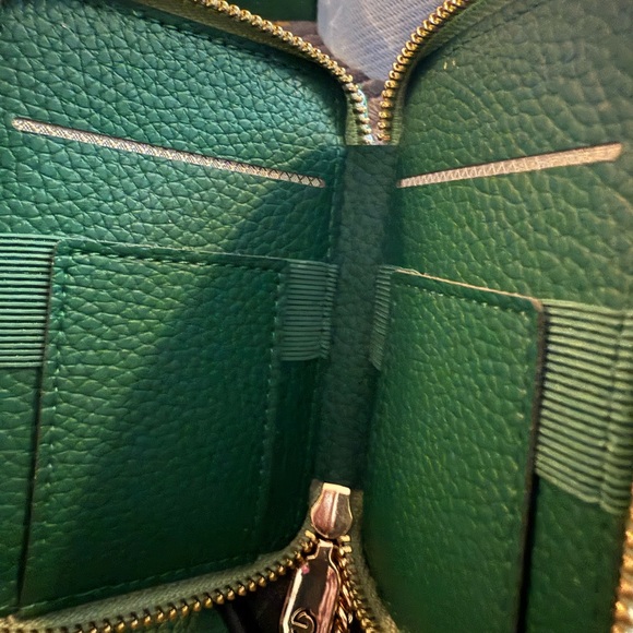 Custype Green Crossbody Phonecase with wireless charging! Super cute! - Picture 6 of 8